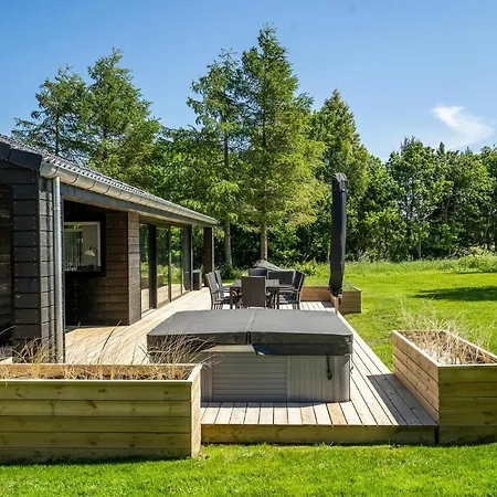 3 Bedroom Beach Front Home In Glesborg