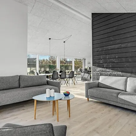 3 Bedroom Beach Front Home In Glesborg * Glesborg